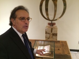 Stephen Acunto, President of the IAF, explains the value of the manuscripts at the Frate Francesco opening. Courtesy La Voce di New York 