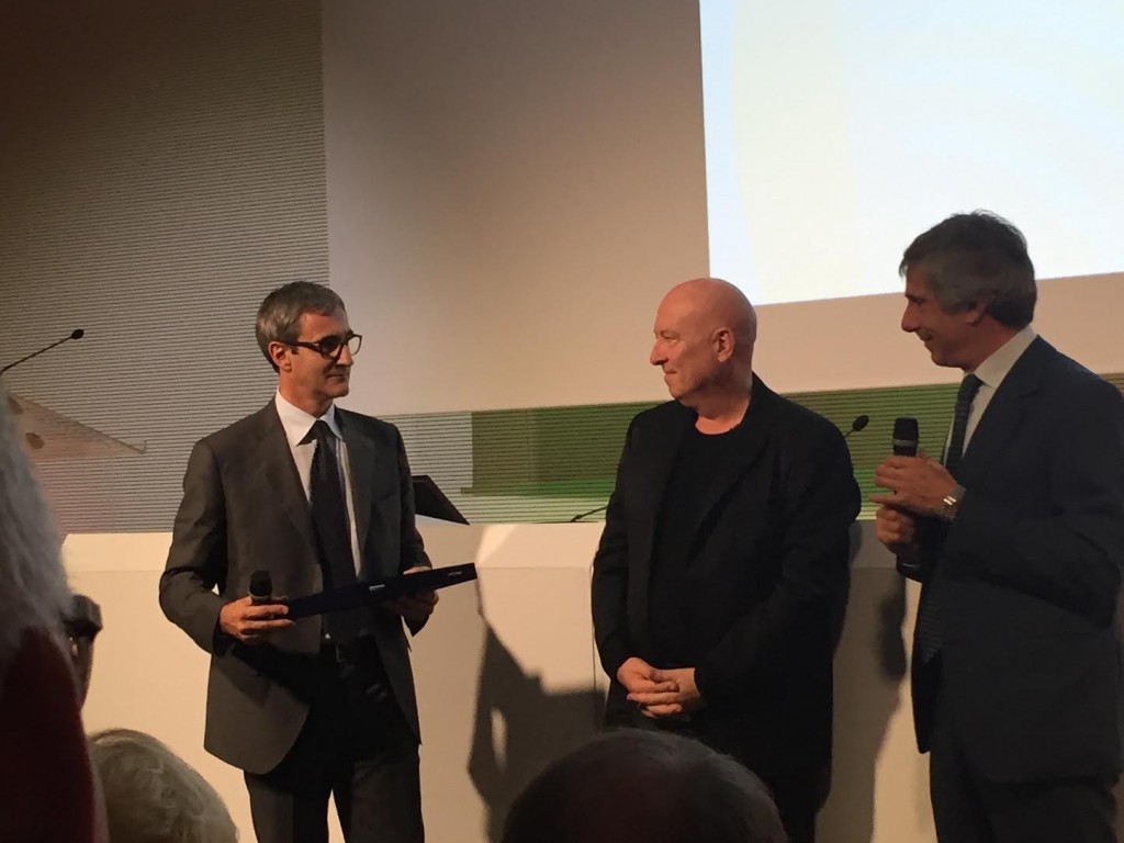 (center) receives award from (left) and Paolo Barilla.